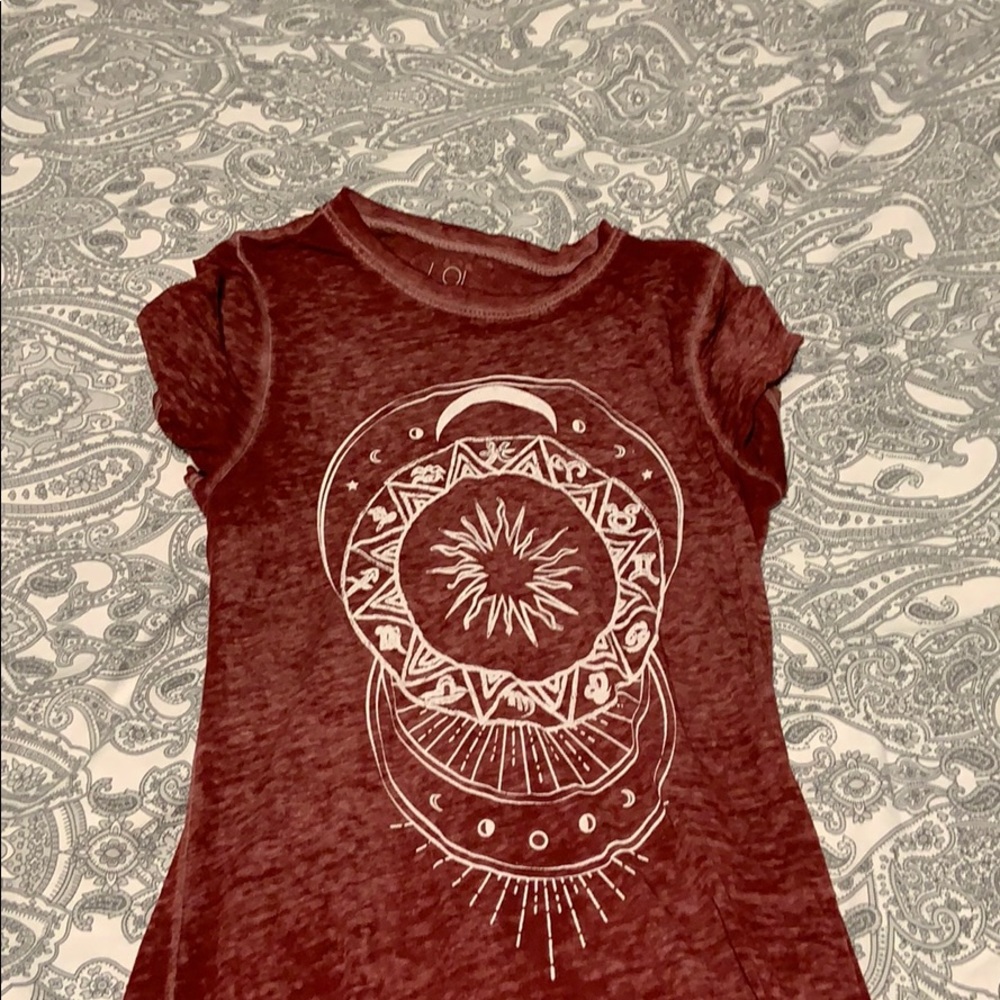 Maroon tee shirt